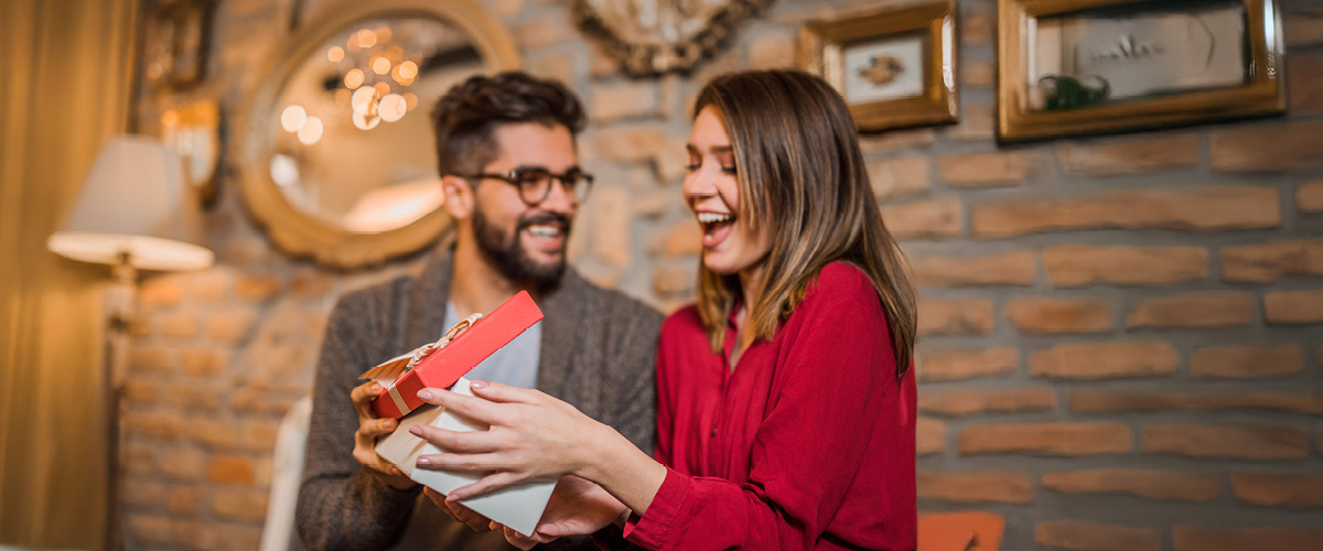 Narcissist gift-giving red flags including manipulative presents, future faking, and passive-aggressive gifts in toxic relationships